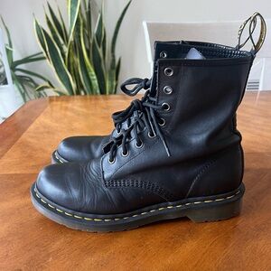 Dr Marrtne women size 9, leather boots, very good condition!